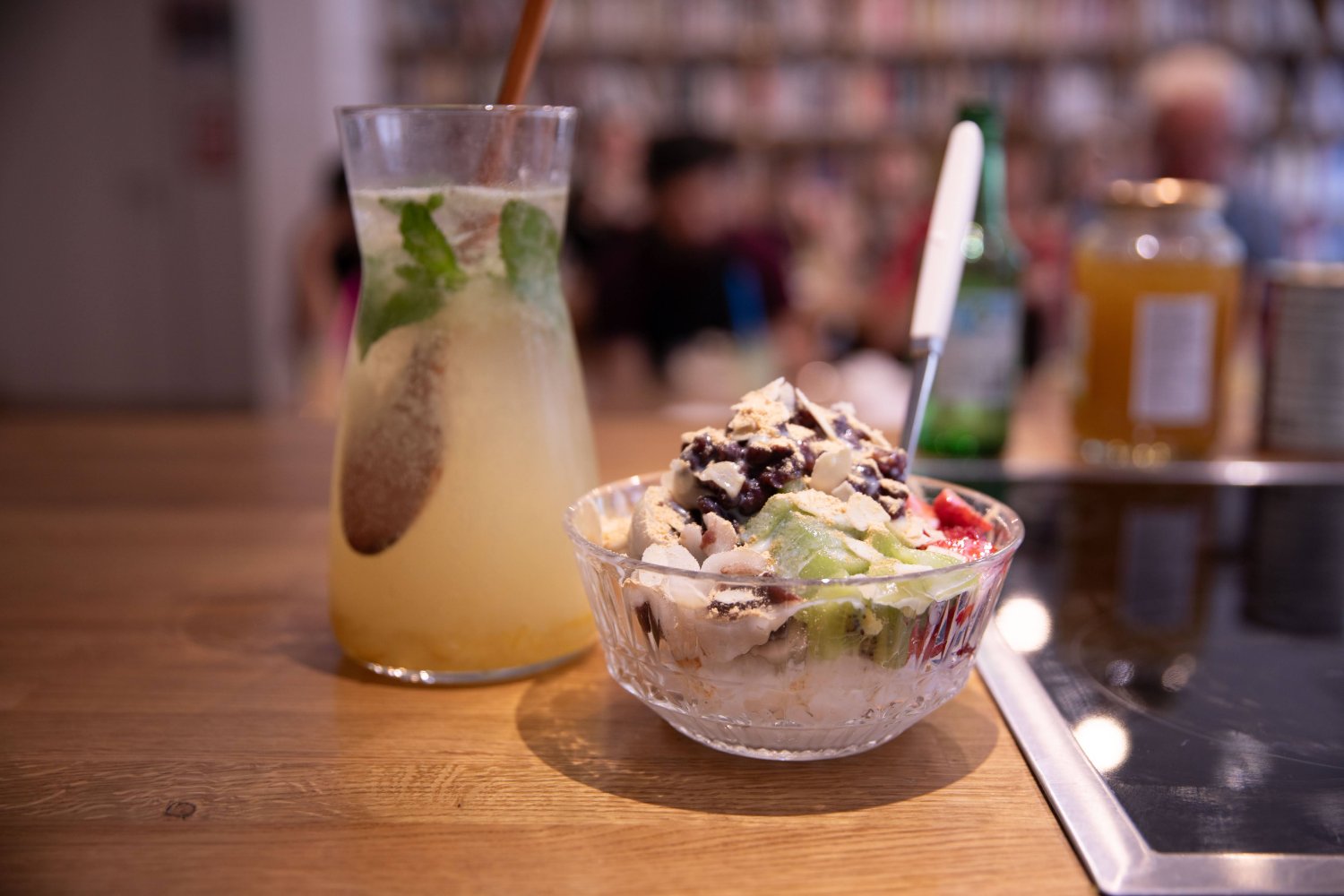 Patbingsu-Dessert aus geschabtem Eis mit einer Karaffe Limonade