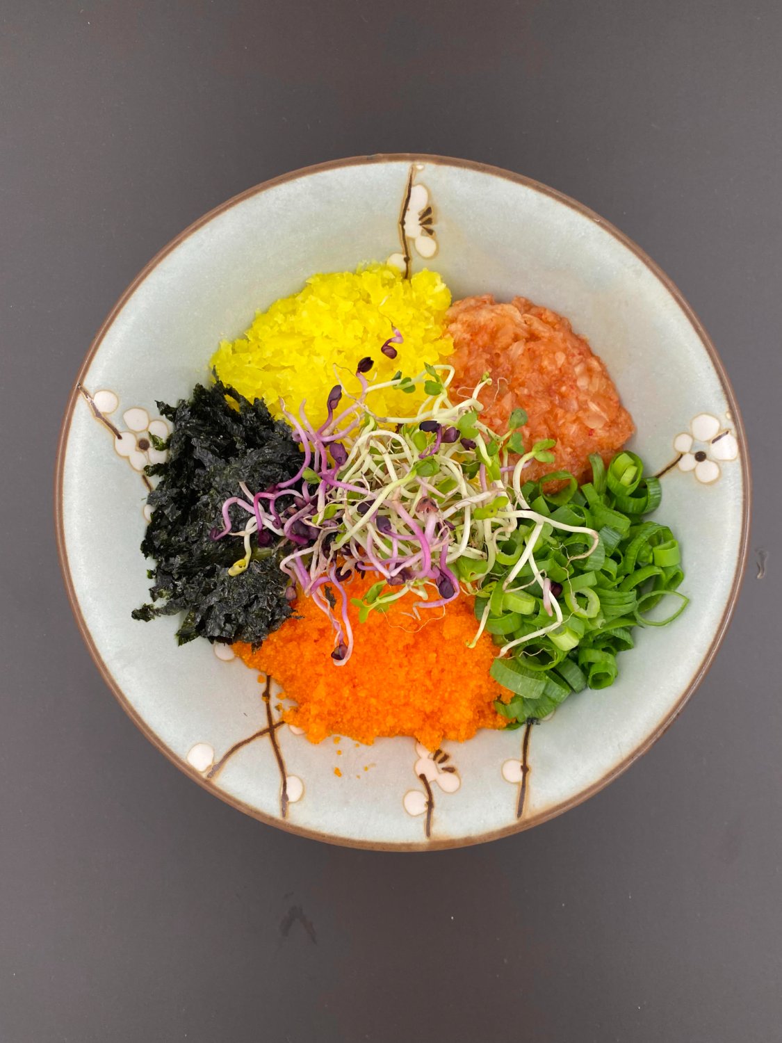 Eine farbenfrohe Schale mit gewürztem Gemüse und Toppings