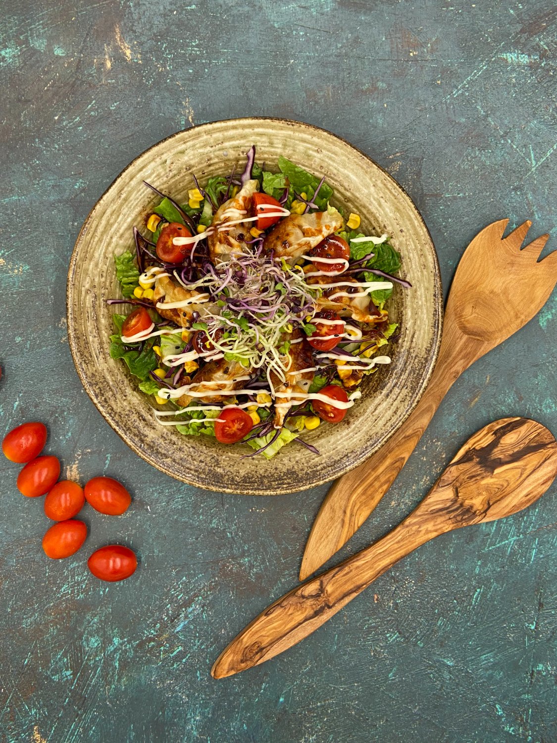 Knusprig gebratene Teigtaschen auf frischem Salat