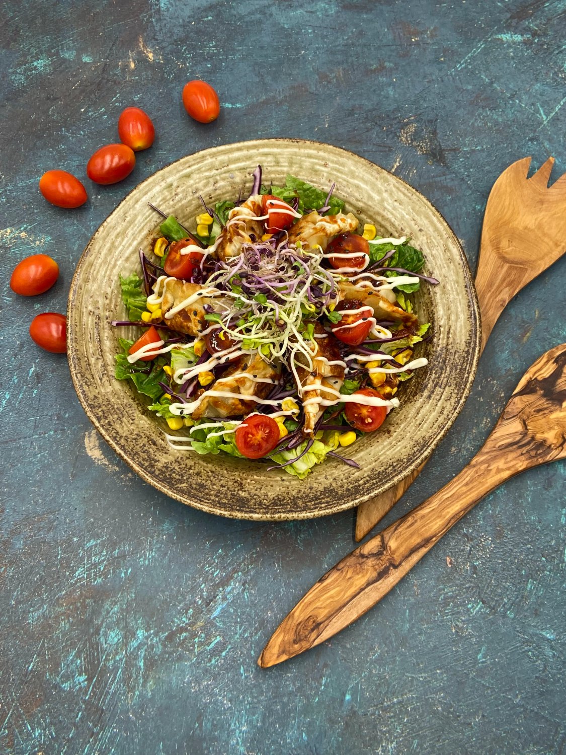Knusprige Mandu auf frischem Salat mit würzigem Dressing