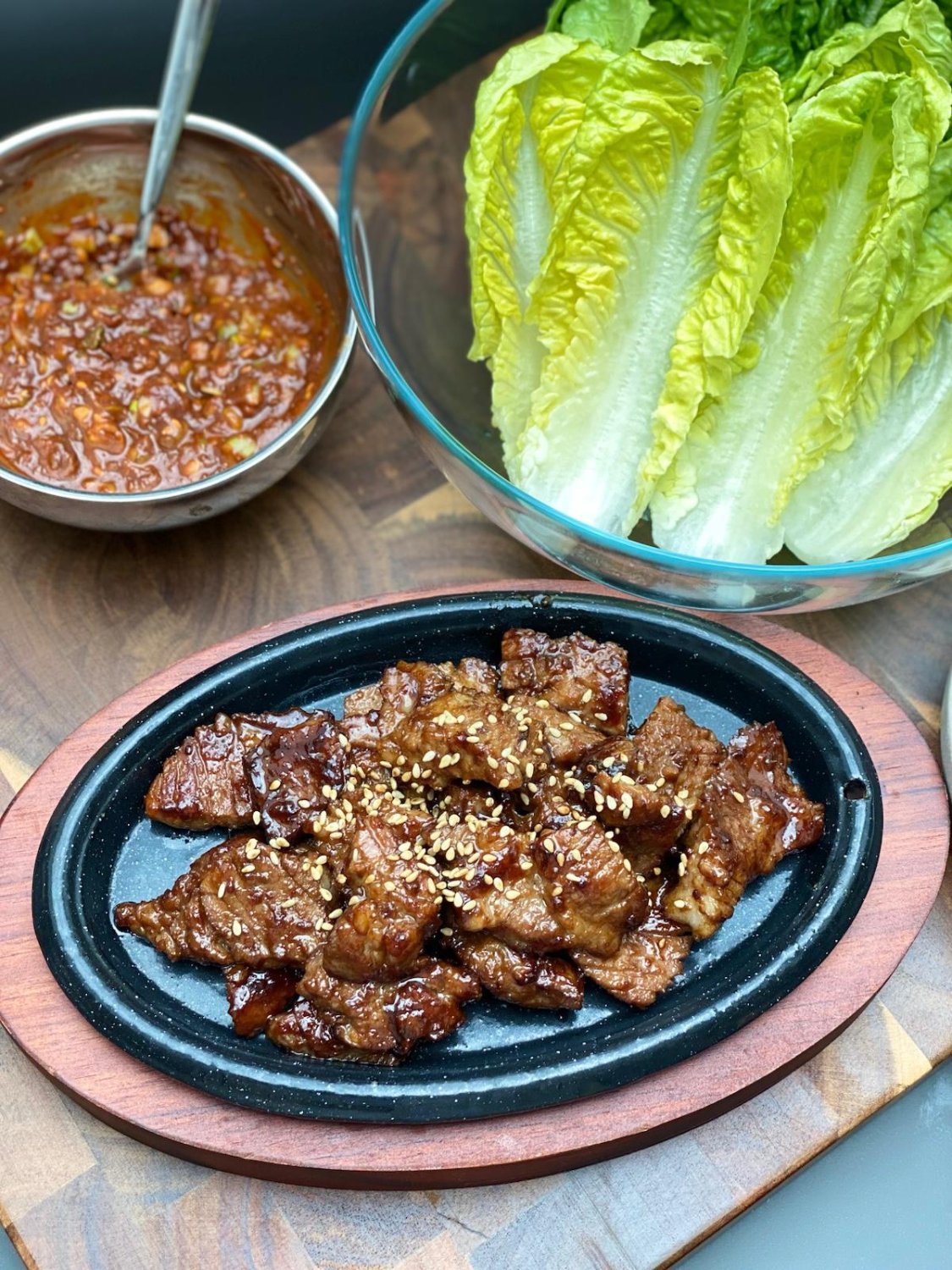 Mariniertes gegrilltes Rindfleisch mit frischem Salat für Ssam-Wraps