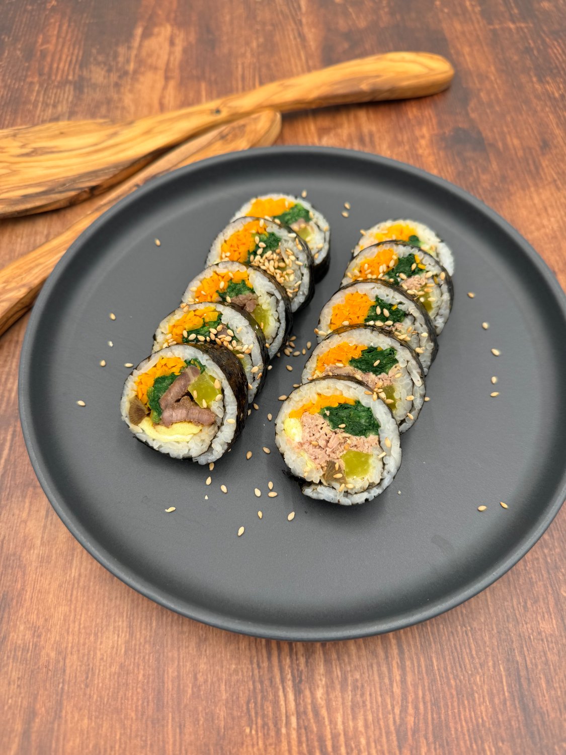 Geschnittene Gimbap-Rollen mit Sesam angerichtet
