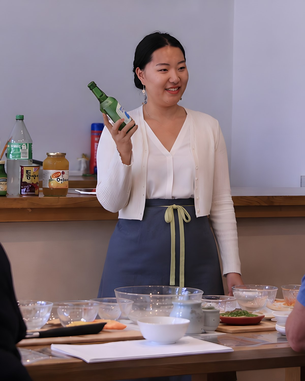 Sanni leitet einen koreanischen Kochkurs neben ihrem Hansik-Banner